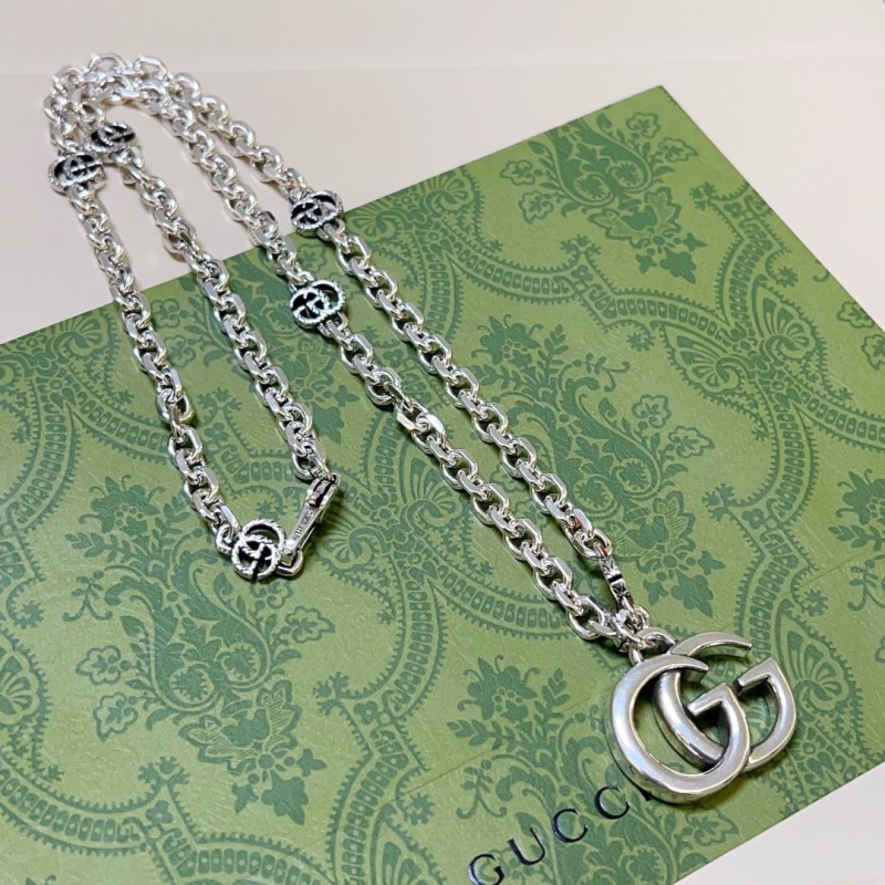 G*u*i necklaces